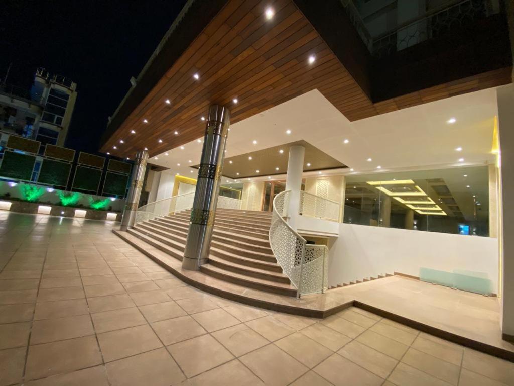 Acco Grand Hotel Lakhnaú Exteriér fotografie